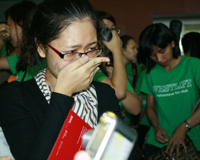 Những người không may mắn chen chân để nhìn thấy được thần tượng đã bật khóc Những người không may mắn chen chân để nhìn thấy được thần tượng đã bật khóc