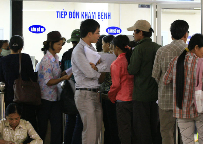 Theo các cán bộ phụ trách ở bệnh viện Bạch Mai, mỗi ngày, phòng khám tiếp nhận hàng nghìn lượt người đến khám, chữa bệnh. Theo các cán bộ phụ trách ở bệnh viện Bạch Mai, mỗi ngày, phòng khám tiếp nhận hàng nghìn lượt người đến khám, chữa bệnh.