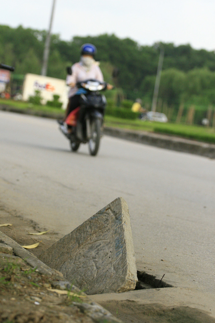 Các miệng cống không được che đậy lúc nào cũng chực sẵn để "nuốt" người đi đường Các miệng cống không được che đậy lúc nào cũng chực sẵn để "nuốt" người đi đường