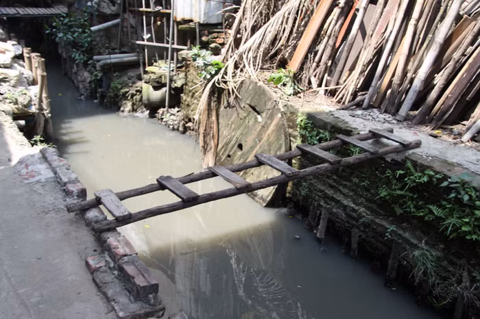 Nhiều đoạn mương người dân phải bắc "thang" như thế này để qua bờ bên kia