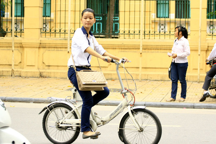 Trong khi đó, vẫn có những cô, cậu học trò chọn xe đạp làm phương tiện đi lại Trong khi đó, vẫn có những cô, cậu học trò chọn xe đạp làm phương tiện đi lại