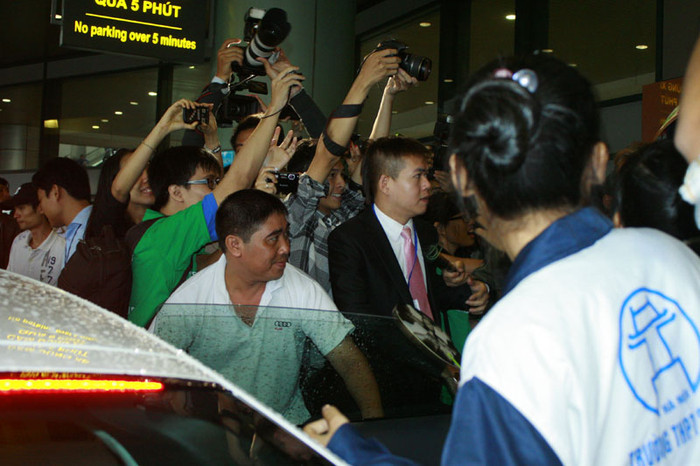 Bốn chàng trai của Westlife được các fan vây kín đến tận cửa xe Bốn chàng trai của Westlife được các fan vây kín đến tận cửa xe