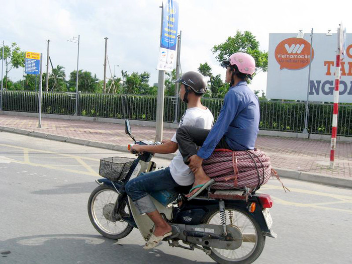 Ngồi vắt vẻo trên xe máy bất chấp nguy hiểm Ngồi vắt vẻo trên xe máy bất chấp nguy hiểm