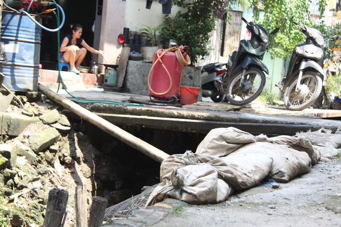 Người dân nấu nướng ngay trên mặt con mương nước đen Người dân nấu nướng ngay trên mặt con mương nước đen