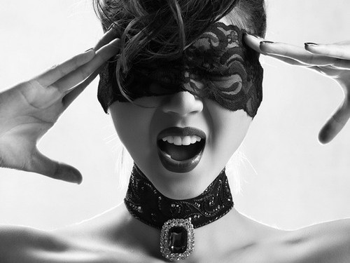 Một trong những bức ảnh nude gây sốc của Ngọc Quyên mới được tung lên mạng (ảnh đã được BBT xử lý cắt bớt) Một trong những bức ảnh nude gây sốc của Ngọc Quyên mới được tung lên mạng (ảnh đã được BBT xử lý cắt bớt)