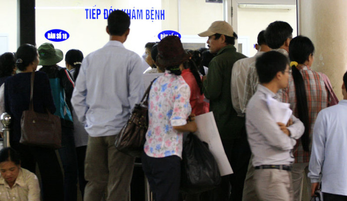 Mặc dù bộ phận cán bộ, nhân viên luôn tay làm việc, nhưng dòng người xếp hàng chờ đến lượt mình vẫn ùn lên không ngớt. Mặc dù bộ phận cán bộ, nhân viên luôn tay làm việc, nhưng dòng người xếp hàng chờ đến lượt mình vẫn ùn lên không ngớt.