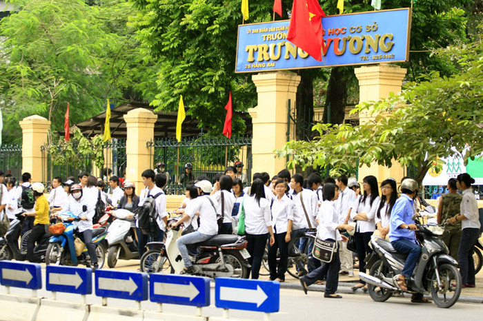 Không khó để nhận ra cảnh học trò đi xe gắn máy và thản nhiên trêu đùa nhau tại cổng nhiều trường THPT trên địa bàn thành phố Hà Nội sau khi tan học Không khó để nhận ra cảnh học trò đi xe gắn máy và thản nhiên trêu đùa nhau tại cổng nhiều trường THPT trên địa bàn thành phố Hà Nội sau khi tan học