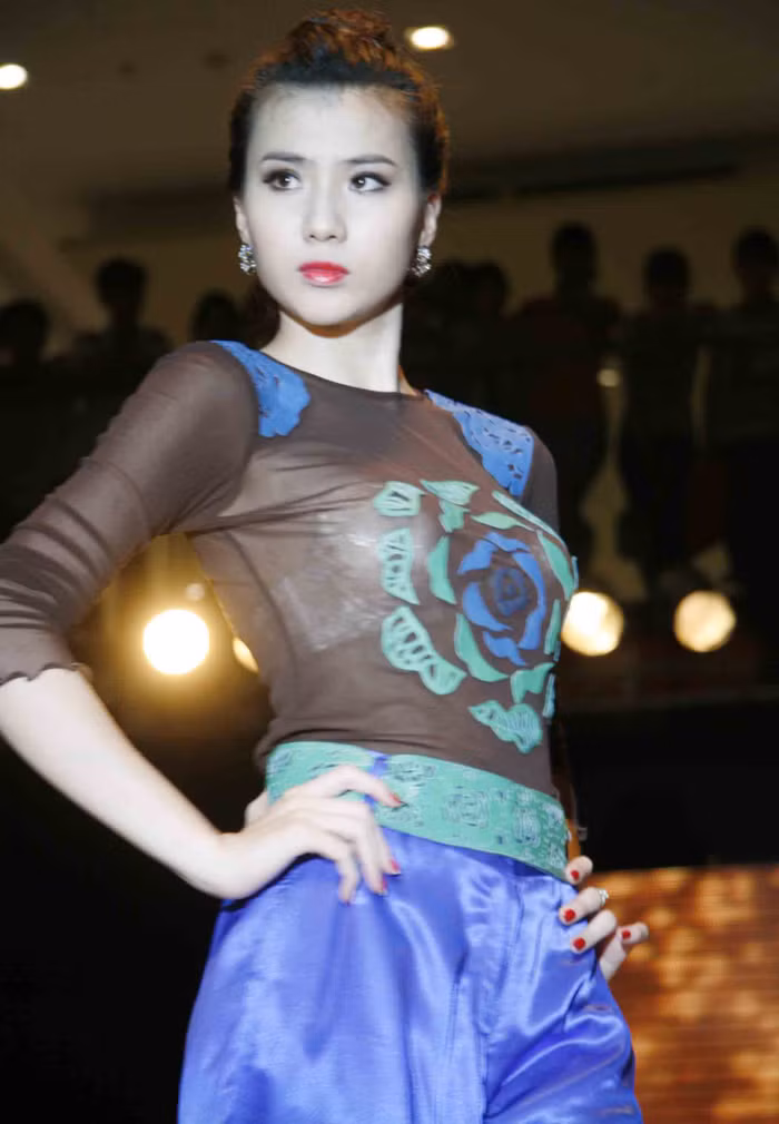 Huyền Thư trong bộ sưu tập "Người đàn bà tự do" dành cho những quý cô sành điệu trẻ trung, yêu thích sự phóng khoáng.