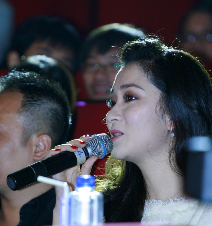 Nhận xét về cuộc thi, hoa hậu Việt Nam 2004 Nguyễn Thị Huyền không giấu nổi bất ngờ: “Các bạn không chỉ đẹp và đều mà còn tạo dáng rất chuyên nghiệp nữa, việc xử lý tình huống cũng rất tốt, không giống như Huyền của vài năm về trước vẫn rất lúng túng khi biểu diễn trên sân khấu... Tôi ước có đủ 20 vương miện để trao cho các bạn". Nhận xét về cuộc thi, hoa hậu Việt Nam 2004 Nguyễn Thị Huyền không giấu nổi bất ngờ: “Các bạn không chỉ đẹp và đều mà còn tạo dáng rất chuyên nghiệp nữa, việc xử lý tình huống cũng rất tốt, không giống như Huyền của vài năm về trước vẫn rất lúng túng khi biểu diễn trên sân khấu... Tôi ước có đủ 20 vương miện để trao cho các bạn".