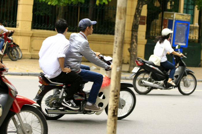 Các cô cậu học trò ngồi lên xe là lạng lách, đánh võng trên đường rất nguy hiểm. Các cô cậu học trò ngồi lên xe là lạng lách, đánh võng trên đường rất nguy hiểm.