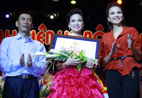 Hoa hậu thế giới người Việt 2010 Lưu Thị Diễm Hương thay mặt BGK lên trao phần thường cho thí sinh Hoa hậu thế giới người Việt 2010 Lưu Thị Diễm Hương thay mặt BGK lên trao phần thường cho thí sinh