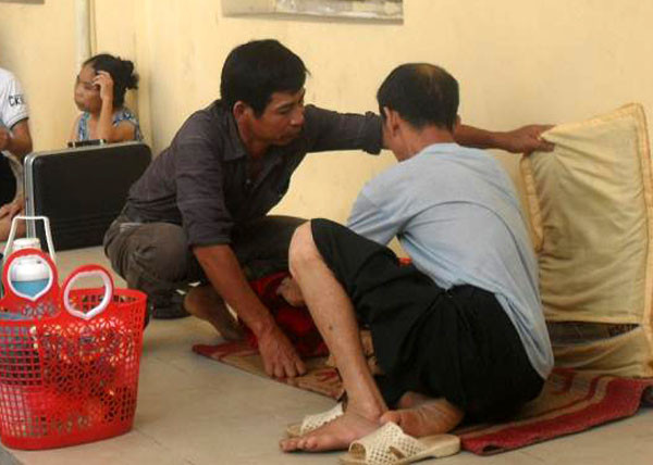 Ngày nắng đã vậy, ngày mưa còn khổ hơn. Nóng nực, khó chịu, nhiều người phải thay phiên nhau... ngủ. Ngày nắng đã vậy, ngày mưa còn khổ hơn. Nóng nực, khó chịu, nhiều người phải thay phiên nhau... ngủ.