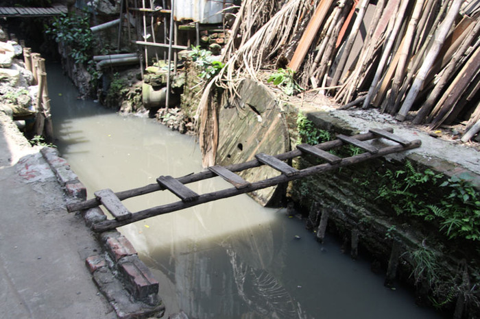 Nhiều đoạn mương người dân phải bắc "thang" như thế này để qua bờ bên kia Nhiều đoạn mương người dân phải bắc "thang" như thế này để qua bờ bên kia