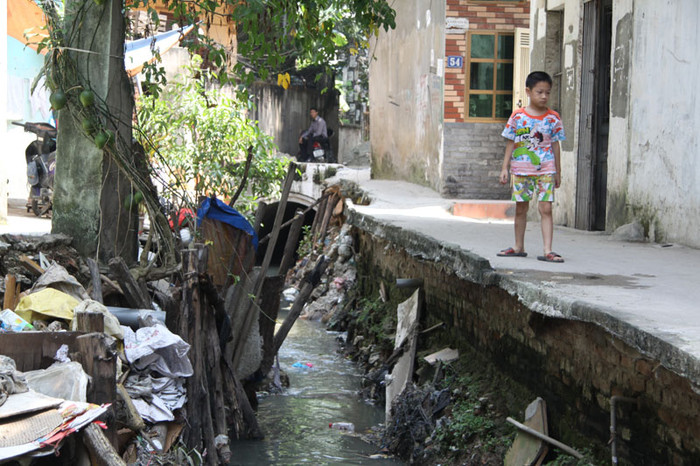 Theo ghi nhận, ở ngách 34, ngõ 139, Khương Thượng có khá nhiều trẻ em thường xuyên chơi đùa sát bên lòng mương. Theo ghi nhận, ở ngách 34, ngõ 139, Khương Thượng có khá nhiều trẻ em thường xuyên chơi đùa sát bên lòng mương.