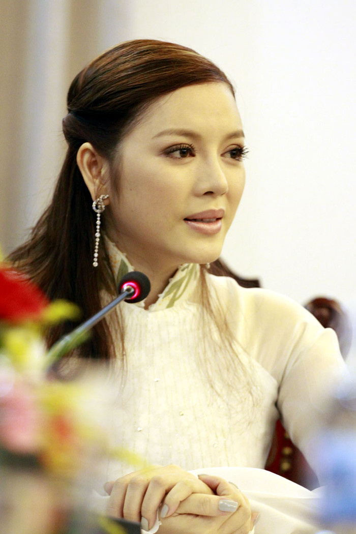 Lý Nhã Kỳ trả lời câu hỏi của phóng viên về những nỗ lực của bản thân trước khi được bổ nhiệm làm đại sứ du lịch Lý Nhã Kỳ trả lời câu hỏi của phóng viên về những nỗ lực của bản thân trước khi được bổ nhiệm làm đại sứ du lịch