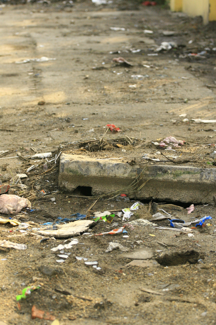 Gạch đá, rác rến không được dọn dẹp