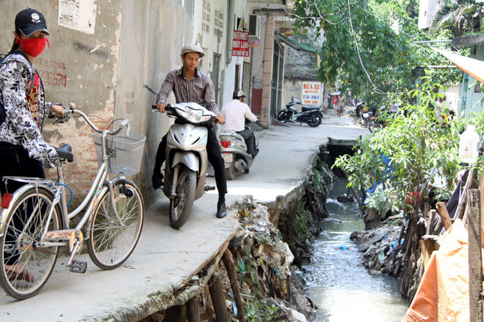 Không có bờ kè hai bên, con ngách nhỏ 34, ngõ 139, Khương Thượng, có những đoạn chỉ rộng chưa đầy... 80 cm khiến người đi đường nếu không cẩn thận có thể lăn xuống cống bất kì lúc nào. Không có bờ kè hai bên, con ngách nhỏ 34, ngõ 139, Khương Thượng, có những đoạn chỉ rộng chưa đầy... 80 cm khiến người đi đường nếu không cẩn thận có thể lăn xuống cống bất kì lúc nào.