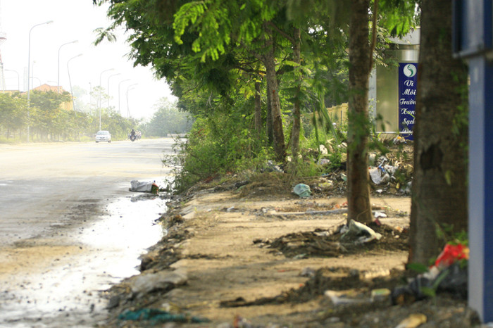 Những đoạn hiếm hoi không có cỏ mọc thì bẩn thỉu