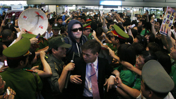 Giữa rừng người hâm mộ, anh chàng cao to Mark vẫn quá nổi bật Giữa rừng người hâm mộ, anh chàng cao to Mark vẫn quá nổi bật