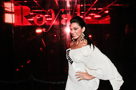 Tranh thủ tạo dáng trước cửa Royal Club Tranh thủ tạo dáng trước cửa Royal Club