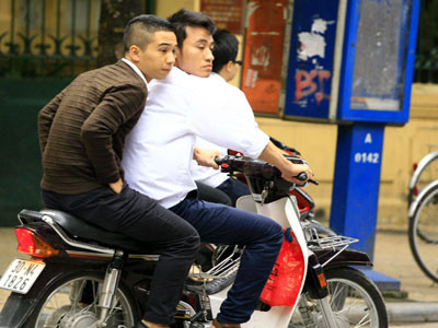 Mặc dù đã được tuyên truyển tới nhà trường và các hộ gia đình về việc sẽ xử phạt với mức cao nhất với các trường hợp học sinh đi xe gắn máy nhưng tình trạng này vẫn tiếp tục diễn ra ngay ở giữa Thủ đô hàng ngày. Mặc dù đã được tuyên truyển tới nhà trường và các hộ gia đình về việc sẽ xử phạt với mức cao nhất với các trường hợp học sinh đi xe gắn máy nhưng tình trạng này vẫn tiếp tục diễn ra ngay ở giữa Thủ đô hàng ngày.