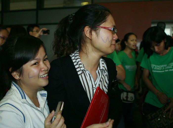 Nhiều fan đã bật khóc sung sướng khi được nhìn thấy những thần tượng trong mơ Nhiều fan đã bật khóc sung sướng khi được nhìn thấy những thần tượng trong mơ