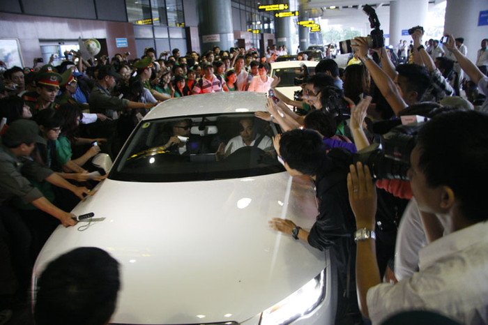 Nicky ngồi băng ghế trước và trên tay anh cũng là một chiếc máy quay Nicky ngồi băng ghế trước và trên tay anh cũng là một chiếc máy quay