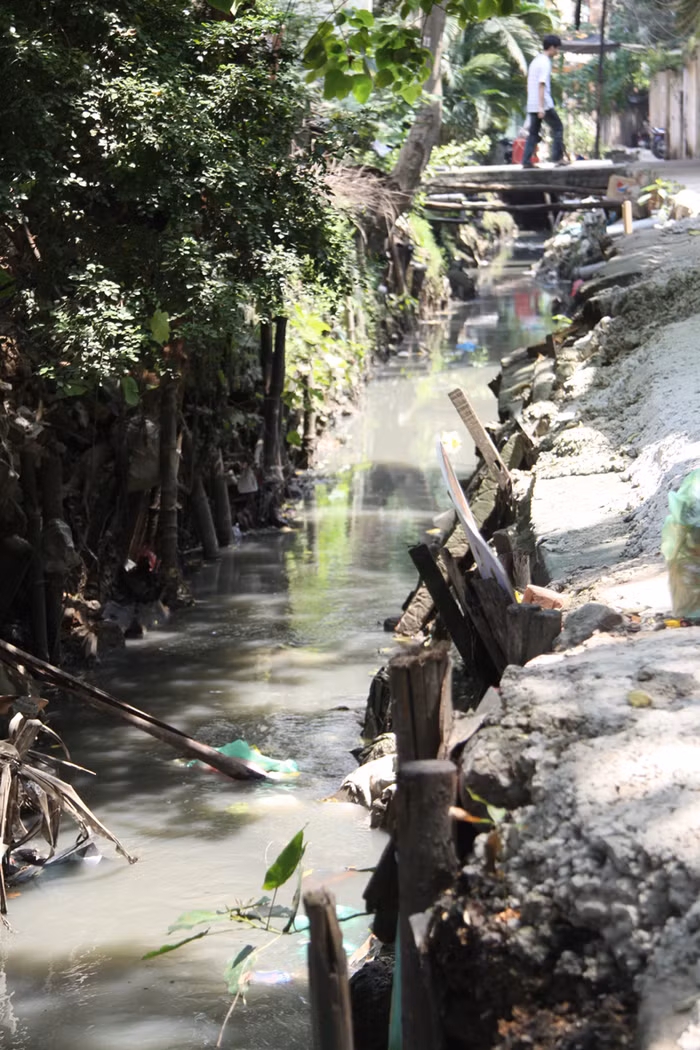 Sống chung với con mương đen này những người dân ở ngách 34, ngõ 139, Khương Thượng đã quá quen với những chiếc cầu vắt vẻo ngang qua mương