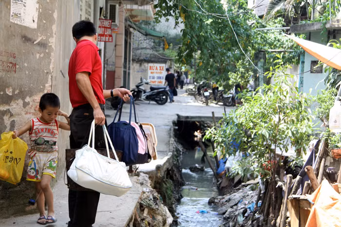 Người lớn và trẻ em phải tránh nhau nhích từng tí như thế này nếu không muốn lọt xuống cống