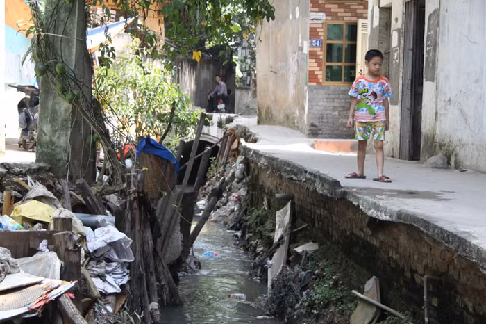 Theo ghi nhận, ở ngách 34, ngõ 139, Khương Thượng có khá nhiều trẻ em thường xuyên chơi đùa sát bên lòng mương.