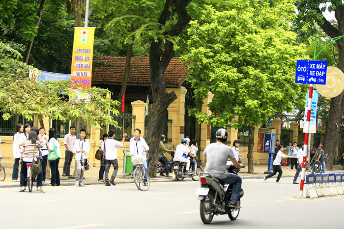 Những cảnh học sinh trêu ghẹo nhau giữa đường như thế này không hiếm ở Hà Nội Những cảnh học sinh trêu ghẹo nhau giữa đường như thế này không hiếm ở Hà Nội