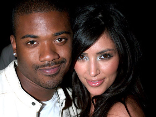 Cuốn băng phòng the của Ray J và Kim Kardashian vẫn là đề tài nóng bỏng của báo giới trước động thái mới nhất của Vivid Entertainment Cuốn băng phòng the của Ray J và Kim Kardashian vẫn là đề tài nóng bỏng của báo giới trước động thái mới nhất của Vivid Entertainment