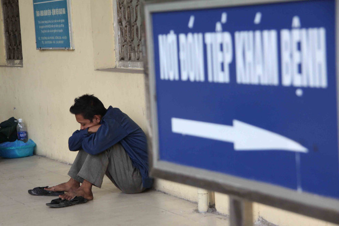 Khi đã xong khâu "thủ tục", để đến lượt vào khám còn phải chờ đợi lâu hơn nữa bởi số lượng người có nhu cầu quá đông. Khi đã xong khâu "thủ tục", để đến lượt vào khám còn phải chờ đợi lâu hơn nữa bởi số lượng người có nhu cầu quá đông.