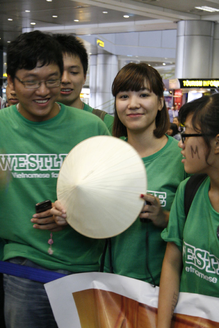 Nón lá Việt Nam được các fan mang đến như một hình thức quảng bá văn hóa Việt Nam Nón lá Việt Nam được các fan mang đến như một hình thức quảng bá văn hóa Việt Nam