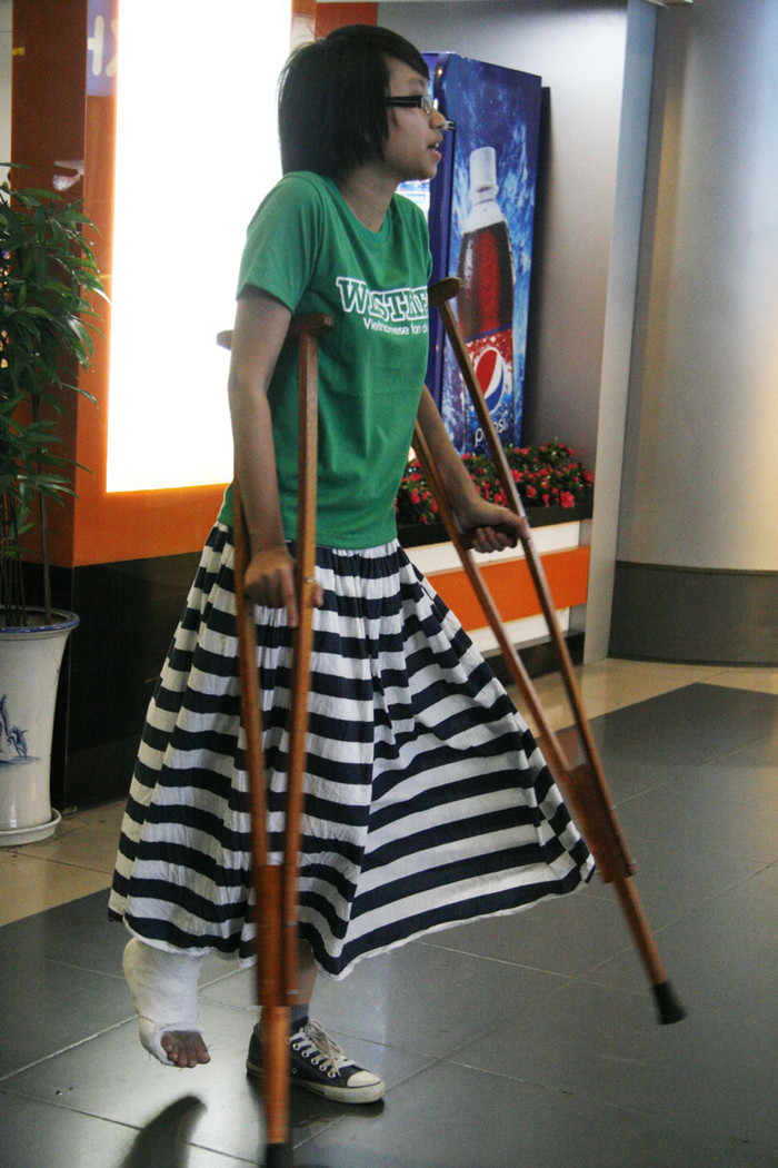 Mặc dù bị gãy chân nhưng bạn nữ này vẫn nhờ bố mẹ đưa đến tận sân bay để được nhìn 4 hoàng tử tình ca Mặc dù bị gãy chân nhưng bạn nữ này vẫn nhờ bố mẹ đưa đến tận sân bay để được nhìn 4 hoàng tử tình ca