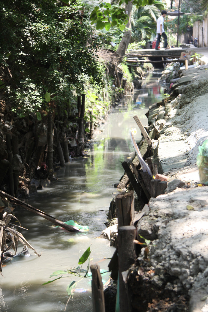 Sống chung với con mương đen này những người dân ở ngách 34, ngõ 139, Khương Thượng đã quá quen với những chiếc cầu vắt vẻo ngang qua mương Sống chung với con mương đen này những người dân ở ngách 34, ngõ 139, Khương Thượng đã quá quen với những chiếc cầu vắt vẻo ngang qua mương