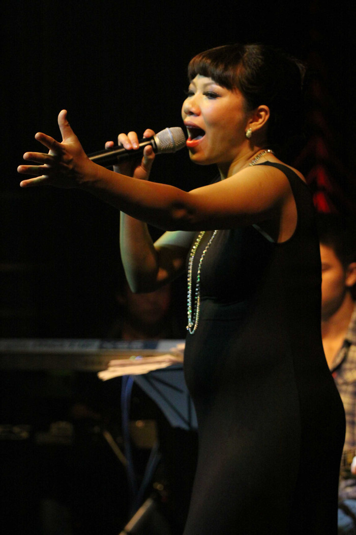 Với cách xử lý bài hát tinh tế đặc trưng và kỹ thuật điêu luyện, Hà Trần khiến khán giả không thể rời khỏi hàng ghế về sớm Với cách xử lý bài hát tinh tế đặc trưng và kỹ thuật điêu luyện, Hà Trần khiến khán giả không thể rời khỏi hàng ghế về sớm