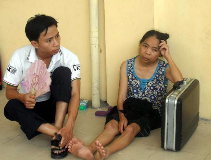 Mẹ con bệnh nhân này lo lắng và mệt mỏi chờ đến lượt khám bệnh Mẹ con bệnh nhân này lo lắng và mệt mỏi chờ đến lượt khám bệnh