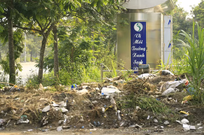 Chỉ cách SVĐ Mỹ Đình vài trăm mét nhưng đoạn đầu đường Lê Quang Đạo cỏ mọc um tùm cao quá đầu người, rác ngổn ngang… rất mất mỹ quan. Chỉ cách SVĐ Mỹ Đình vài trăm mét nhưng đoạn đầu đường Lê Quang Đạo cỏ mọc um tùm cao quá đầu người, rác ngổn ngang… rất mất mỹ quan.