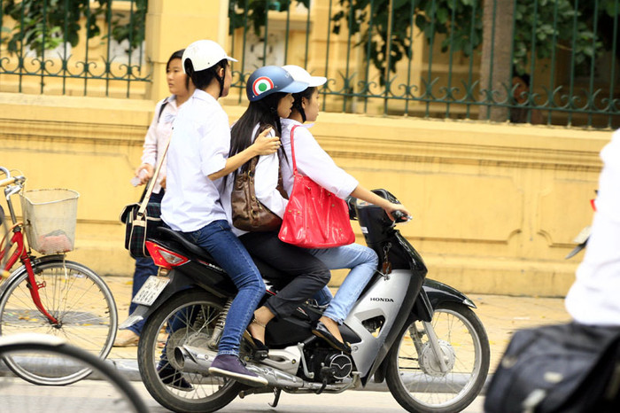 Đáng buồn là không chỉ có các nam học sinh mà ngay cả các em nữ sinh cũng kẹp ba phi vù vù ! Đáng buồn là không chỉ có các nam học sinh mà ngay cả các em nữ sinh cũng kẹp ba phi vù vù !