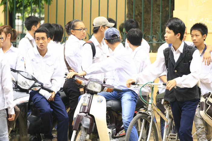Theo ghi nhận của nhóm PV , không khó nhận ra cảnh học sinh tại một số trường THCS, THPT trên địa bàn TP. Hà Nội vẫn đi xe máy đến trường. Theo ghi nhận của nhóm PV , không khó nhận ra cảnh học sinh tại một số trường THCS, THPT trên địa bàn TP. Hà Nội vẫn đi xe máy đến trường.