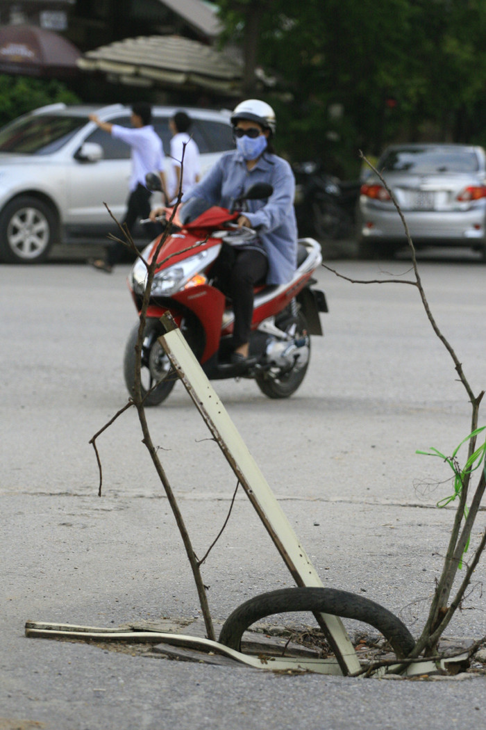 Các con đường của thủ đô cũng xuất hiện rất nhiều "hố ga tử thần" đã bị trộm lấy mất nắp cống và đậy sơ sài như thế này Các con đường của thủ đô cũng xuất hiện rất nhiều "hố ga tử thần" đã bị trộm lấy mất nắp cống và đậy sơ sài như thế này