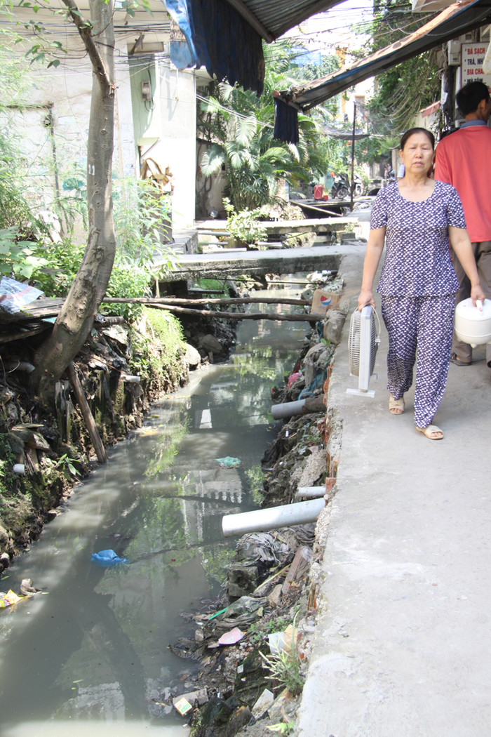 Một số người dân sống trong ngách 34, ngõ 139, Khương Thượng cho biết, thực tế dự án cải tạo và xây dựng con mương bẩn này đã được khởi động từ năm 1990 nhưng đến nay vẫn chưa có thay đổi Một số người dân sống trong ngách 34, ngõ 139, Khương Thượng cho biết, thực tế dự án cải tạo và xây dựng con mương bẩn này đã được khởi động từ năm 1990 nhưng đến nay vẫn chưa có thay đổi