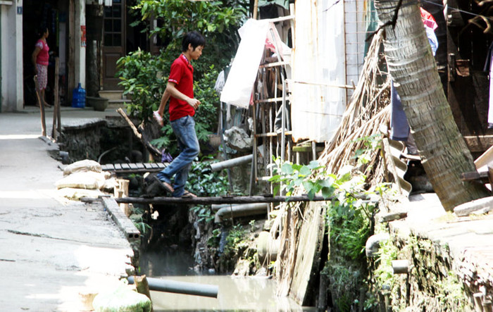 Nhiều đoạn mương người dân phải bắc "thang" như thế này để qua bờ bên kia Nhiều đoạn mương người dân phải bắc "thang" như thế này để qua bờ bên kia