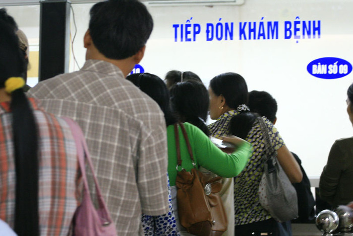 Ngay từ sáng sớm, khu khám bệnh và làm thủ tục của bệnh viện đã chật kín người. Ngay từ sáng sớm, khu khám bệnh và làm thủ tục của bệnh viện đã chật kín người.