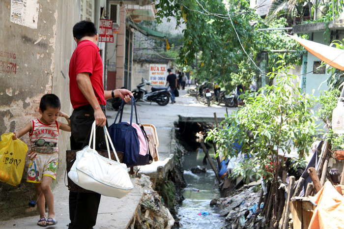 Người lớn và trẻ em phải tránh nhau nhích từng tí như thế này nếu không muốn lọt xuống cống Người lớn và trẻ em phải tránh nhau nhích từng tí như thế này nếu không muốn lọt xuống cống