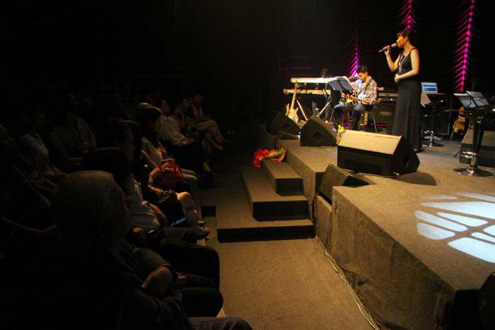 Cả khán phòng yên tĩnh lạ thường trong những phần trình diễn của Hà Trần Cả khán phòng yên tĩnh lạ thường trong những phần trình diễn của Hà Trần