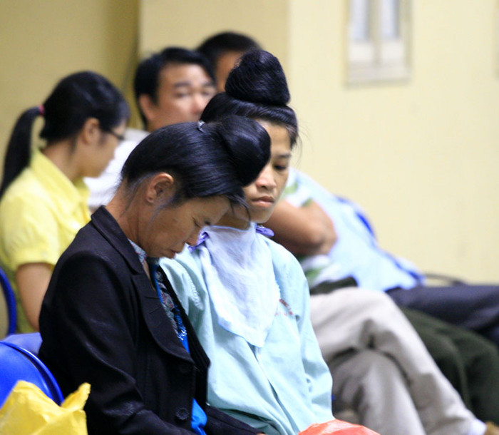 Ngủ gật ngay trên băng ghế chờ Ngủ gật ngay trên băng ghế chờ