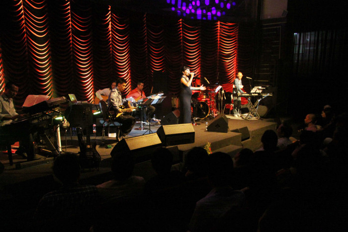 Khán phòng nhà hát Ngụy Như Kon Tum không quá rộng nhưng vừa đủ để Hà Trần thể hiện được tình cảm ấm áp của mình dành cho khán giả trong từng bài hát Khán phòng nhà hát Ngụy Như Kon Tum không quá rộng nhưng vừa đủ để Hà Trần thể hiện được tình cảm ấm áp của mình dành cho khán giả trong từng bài hát