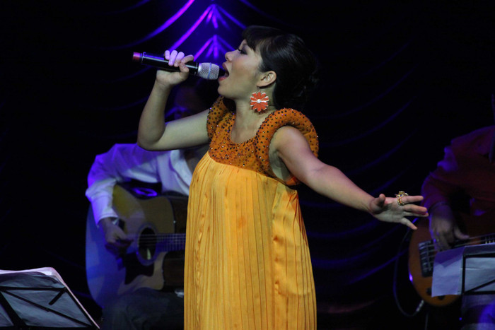 Mặc dù mang bụng bầu và diễn váy bầu lùng thùng nhưng Trần Thu Hà vẫn hát rất sung Mặc dù mang bụng bầu và diễn váy bầu lùng thùng nhưng Trần Thu Hà vẫn hát rất sung